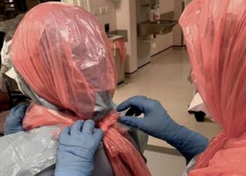 «Nos tenemos que poner bolsas de basura en la cabeza»: el testimonio de una médica que atiende a los pacientes más graves de covid-19 en Reino Unido