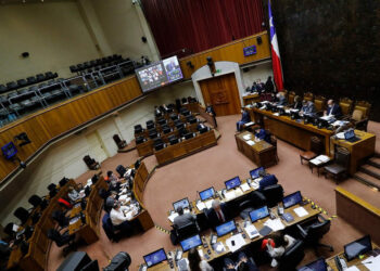 Senadores de oposición presentan proyecto para eliminar las AFPs y se aprestan a debate por constitucionalidad