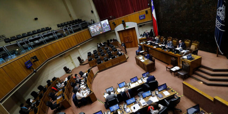 Senadores de oposición presentan proyecto para eliminar las AFPs y se aprestan a debate por constitucionalidad
