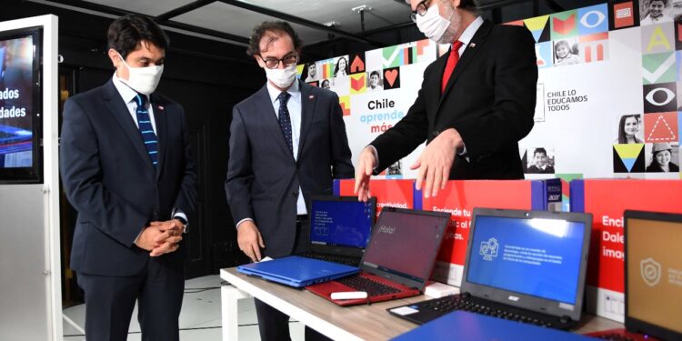 Mineduc adelanta entrega de 122 mil computadores con conexión gratuita a internet a estudiantes de 7° básico