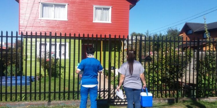 EQUIPOS DE SALUD MUNICIPAL REFUERZAN A DOMICILIO VACUNACIÓN DE ADULTOS MAYORES
