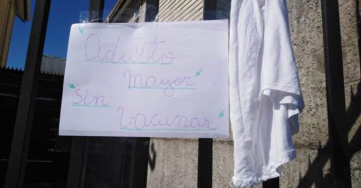 Adultos mayores y equipos de salud municipal implementan idea de “pañuelos blancos” en domicilios para agilizar proceso de vacunación