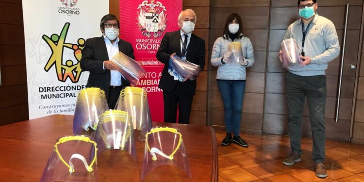 Ula entrega protectores faciales a departamento de salud municipal