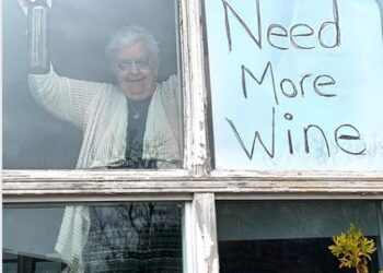 Abuela se vuelve viral por su cartel durante la cuarentena: «Necesito más vino»