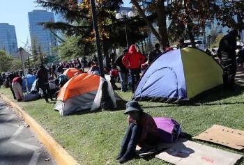 Bolivianos que acamparon en consulado en Chile volverán a su país tras hacer cuarentena
