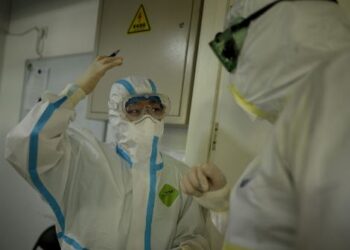 Científicos de Wuhan descubren que coronavirus puede permanecer dos horas en el aire