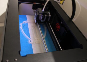 Equipos de salud municipal recibirán pantallas de protección facial fabricados por Ulagos.