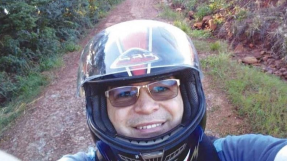 Profesor argentino viajó 3 días en moto para entregar material educativo a alumnos sin internet