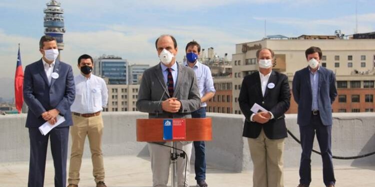 Minvu presenta mesa público-privada con nuevas medidas para enfrentar el COVID-19 en más de 800 campamentos del país