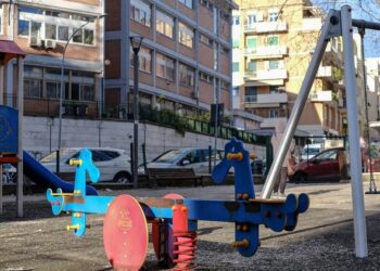 Italia busca abrir los patios de colegios para que los niños puedan socializar