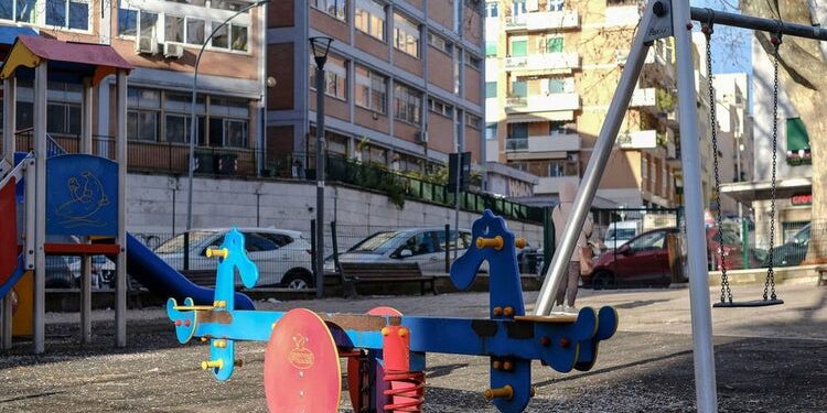 Italia busca abrir los patios de colegios para que los niños puedan socializar