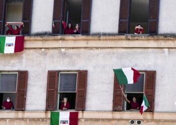 Miles de italianos piden justicia por la muerte de sus familiares y se abre una investigación por «epidemia culposa»