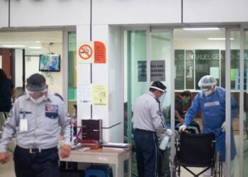 La falta de personal y material médico añaden incertidumbre a la saturación de los hospitales de México