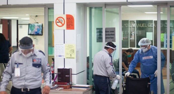 La falta de personal y material médico añaden incertidumbre a la saturación de los hospitales de México
