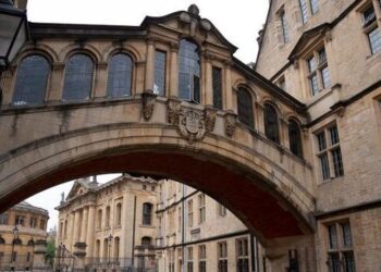 Universidad de Oxford comenzará a probar una vacuna en humanos