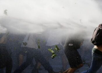 14 detenidos deja manifestación en Plaza Italia que incumplía normas contra coronavirus