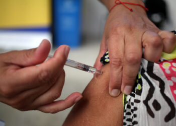 Vacunas contra la Influenza: Acusan escasez de dosis para la población general