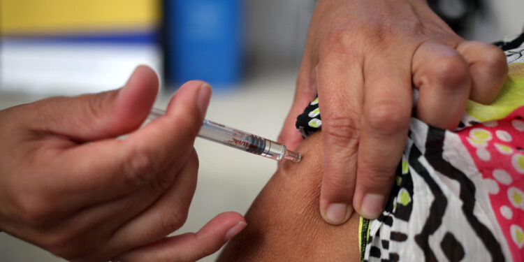 Vacunas contra la Influenza: Acusan escasez de dosis para la población general