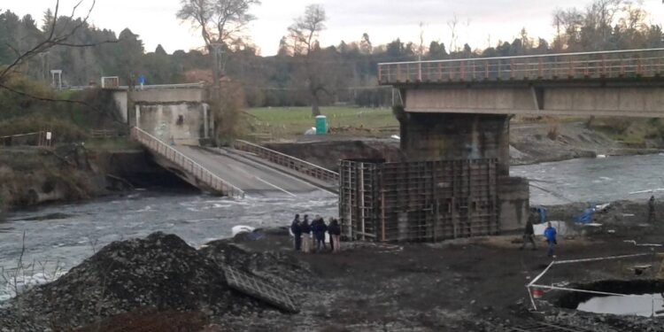 Vecinos piden información sobre el avance del nuevo puente Cancura