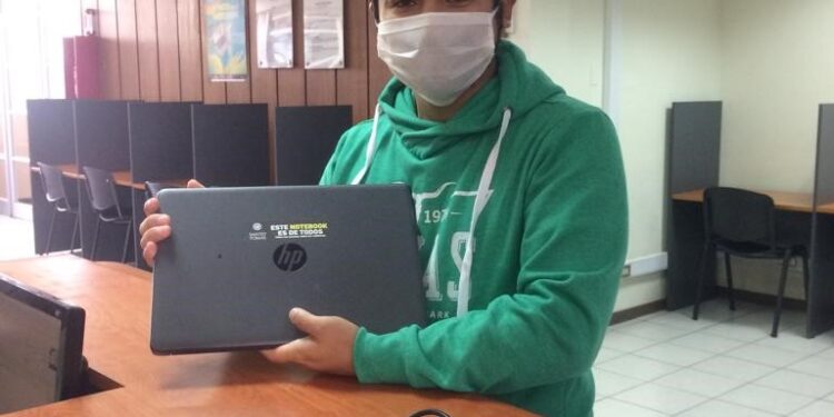 Casi mil alumnos de santo tomás osorno fueron beneficiados con computadores y becas de conectividad para acceder a las clases virtuales