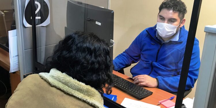 Cumpliendo con todas las medidas sanitarias, departamento social del municipio efectúa atención a los vecinos