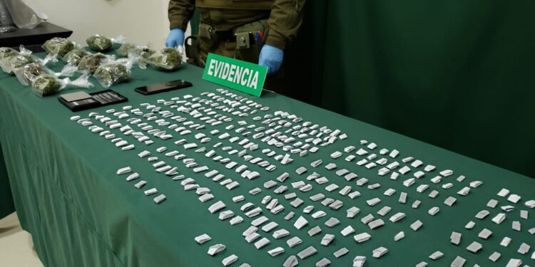 Carabineros logra la detención de 2 personas con más de 1.000 dosis de marihuana y pasta base de cocaína en la aduana sanitaria san pablo