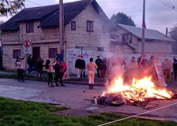 Con barricadas y cacerolazos: vecinos de Rahue protestan por falta de ayuda social