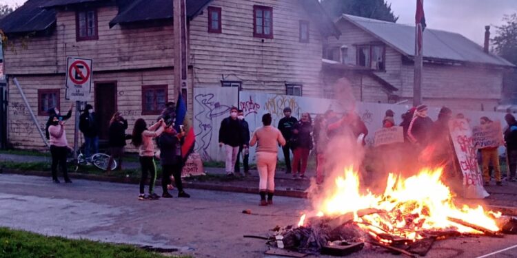 Con barricadas y cacerolazos: vecinos de Rahue protestan por falta de ayuda social