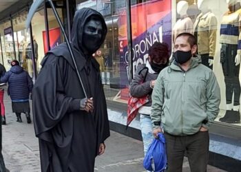 Intervención artística: «La Muerte» recorrió Osorno incentivando la prevención contra el Covid-19