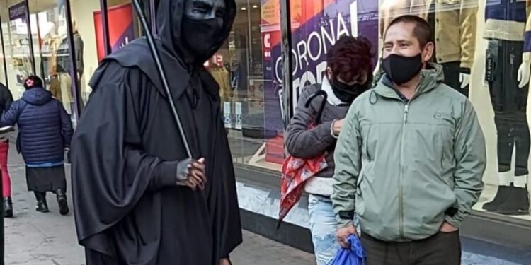 Intervención artística: «La Muerte» recorrió Osorno incentivando la prevención contra el Covid-19