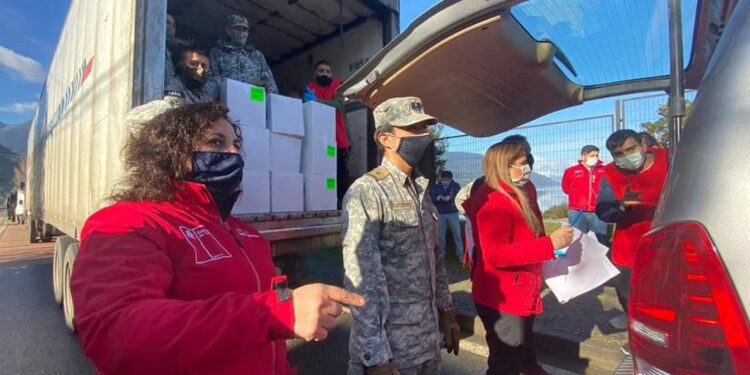 Sentida reflexión de Seremi Ingrid Schettino tras comenzar entrega de canastas familiares