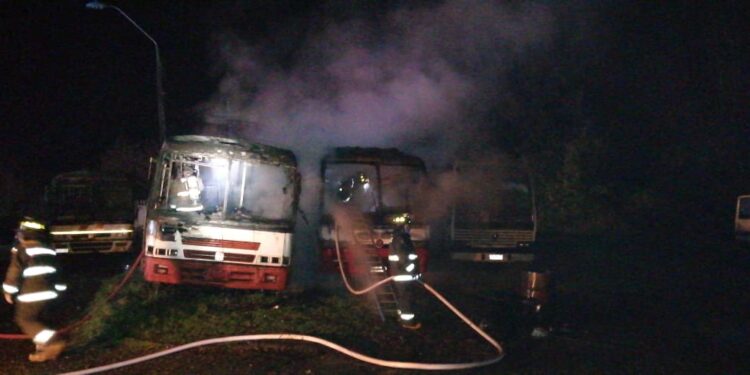 Incendio de tres buses generó corte de energía eléctrica en Osorno