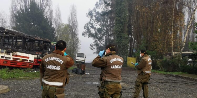 Labocar de Puerto Montt investiga incendio de microbuses en Osorno