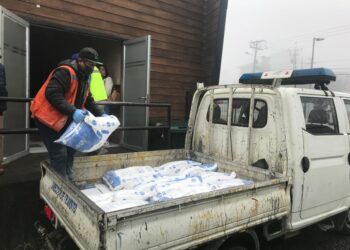 Adultos mayores de Osorno recibieron sacos de harina por parte del municipio local