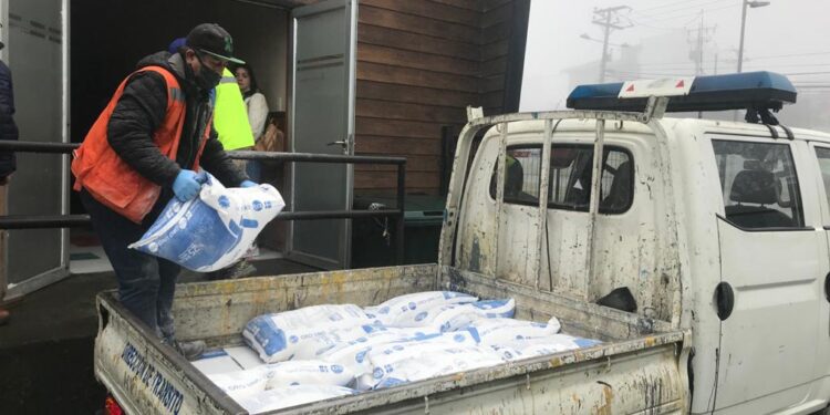 Adultos mayores de Osorno recibieron sacos de harina por parte del municipio local
