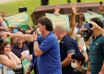 Jair Bolsonaro volvió a participar de una manifestación y reiteró sus críticas a las medidas de distanciamiento social por el coronavirus
