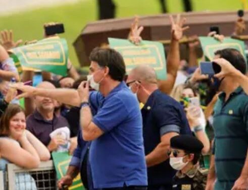 Jair Bolsonaro volvió a participar de una manifestación y reiteró sus críticas a las medidas de distanciamiento social por el coronavirus