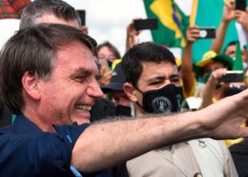 Bolsonaro vuelve a ignorar recomendaciones por covid-19 y se mezcla en multitudinaria manifestación sin usar mascarilla