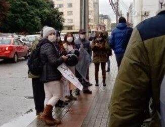 Ex empleados de Clínica Alemana de Osorno protestaron en el frontis de notaría