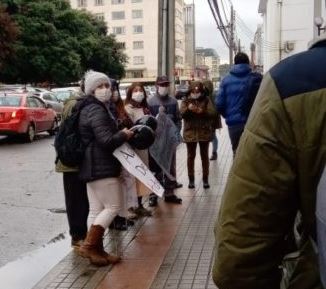 Ex empleados de Clínica Alemana de Osorno protestaron en el frontis de notaría