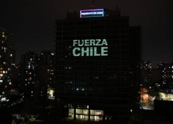 Dedicada a los «Héroes sin capa»: Proyección de gigantesca bandera chilena de luces sorprendió en edificio de Enel