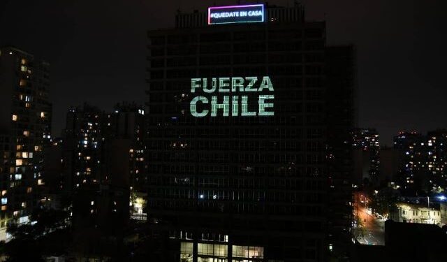 Dedicada a los «Héroes sin capa»: Proyección de gigantesca bandera chilena de luces sorprendió en edificio de Enel