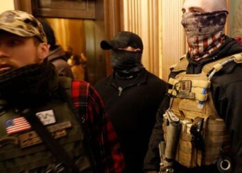 Trump defiende a manifestantes armados en el Capitolio contra el confinamiento: «Son personas muy buenas»