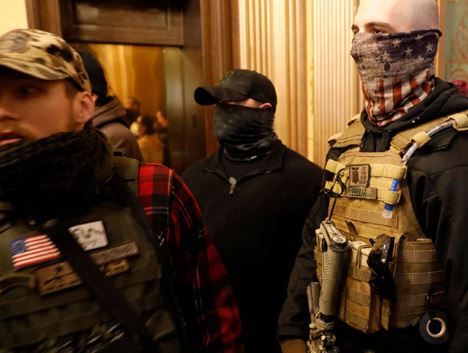 Trump defiende a manifestantes armados en el Capitolio contra el confinamiento: «Son personas muy buenas»