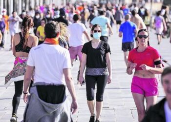 Españoles salen a pasear tras 48 días confinados y gobierno relaja medidas
