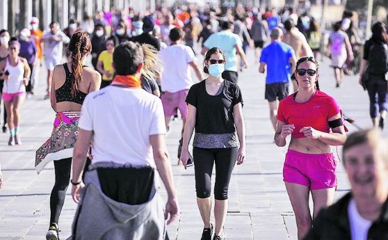 Españoles salen a pasear tras 48 días confinados y gobierno relaja medidas