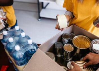Impacto del coronavirus en EE.UU.: las largas y sorprendentes colas ante los bancos de alimentos en el país más rico del mundo