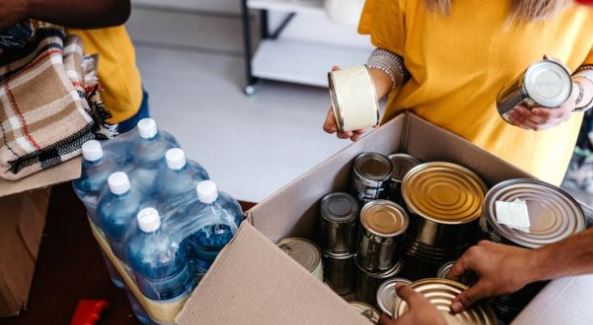 Impacto del coronavirus en EE.UU.: las largas y sorprendentes colas ante los bancos de alimentos en el país más rico del mundo