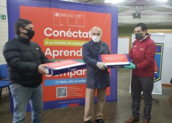 Entregan 120 computadores Becas TICS en Río Negro