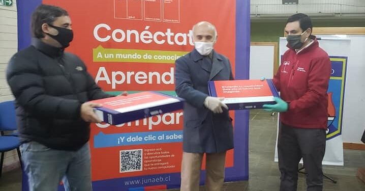 Entregan 120 computadores Becas TICS en Río Negro